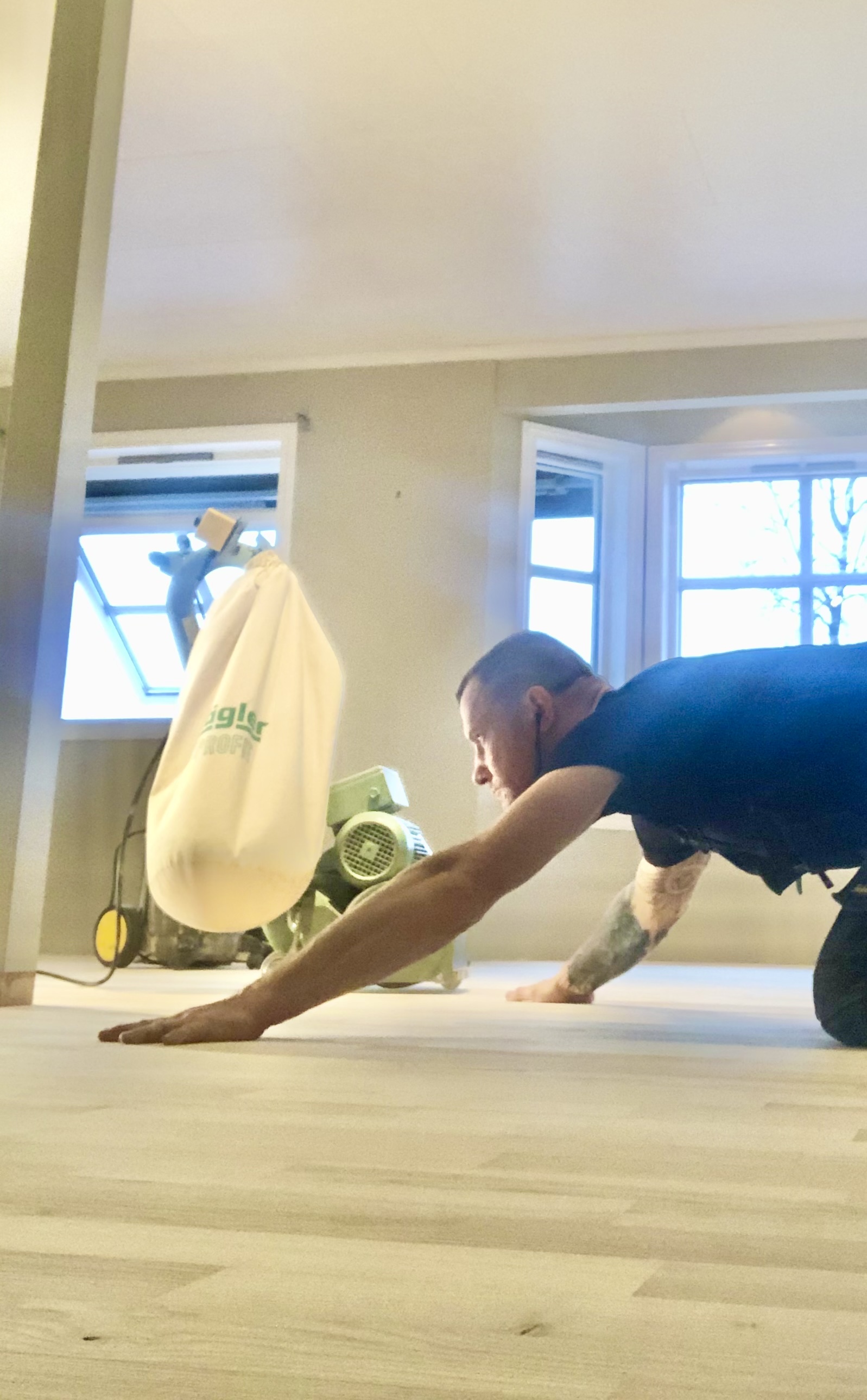 Artur Parkettmannen sliper gulv