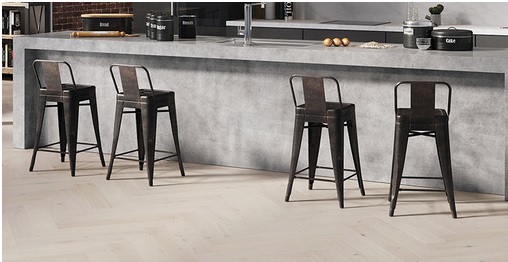 Fiskebeinsgulv på kjøkken med bar