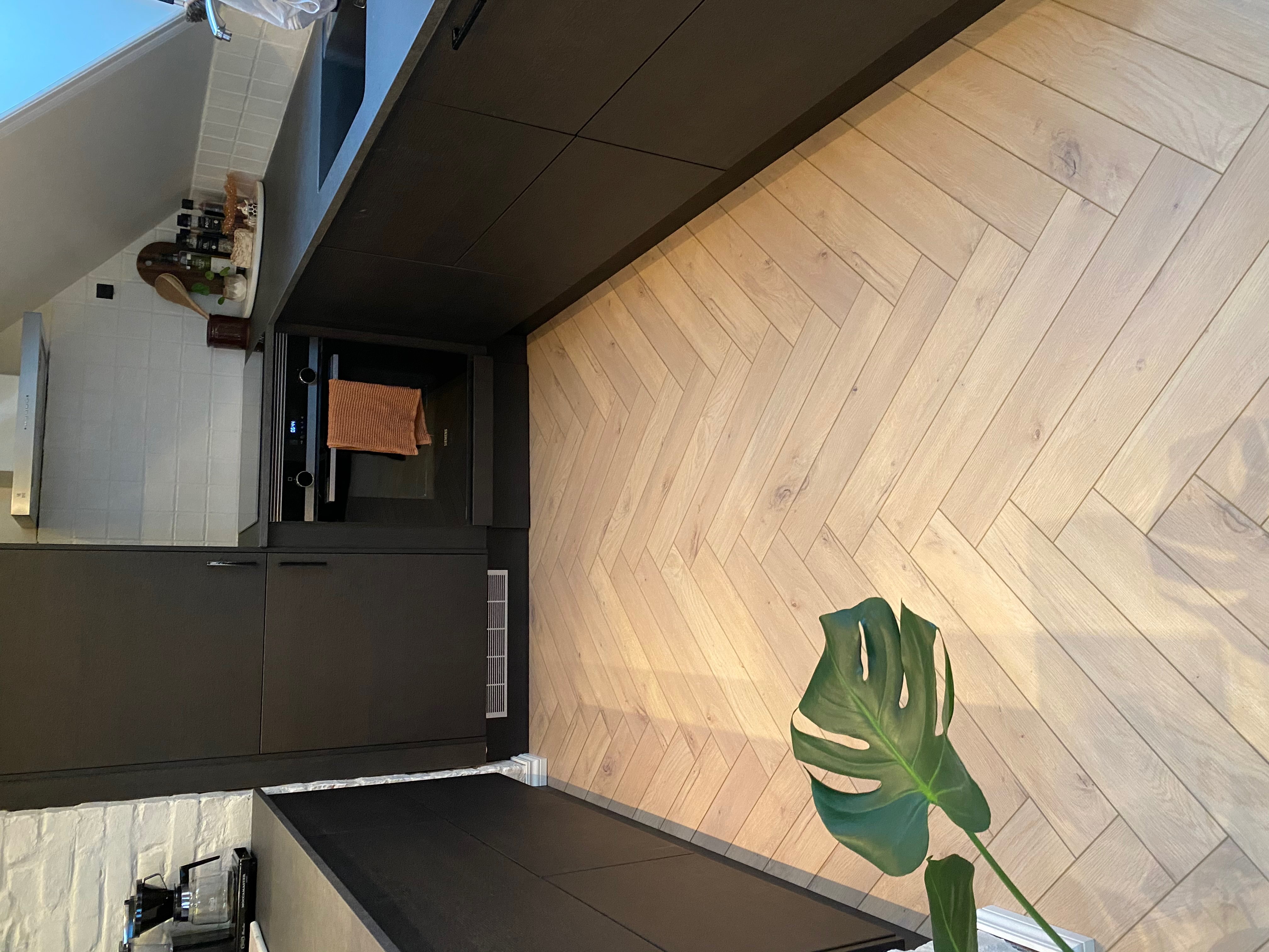 Fiskebeinsgulv på kjøkken