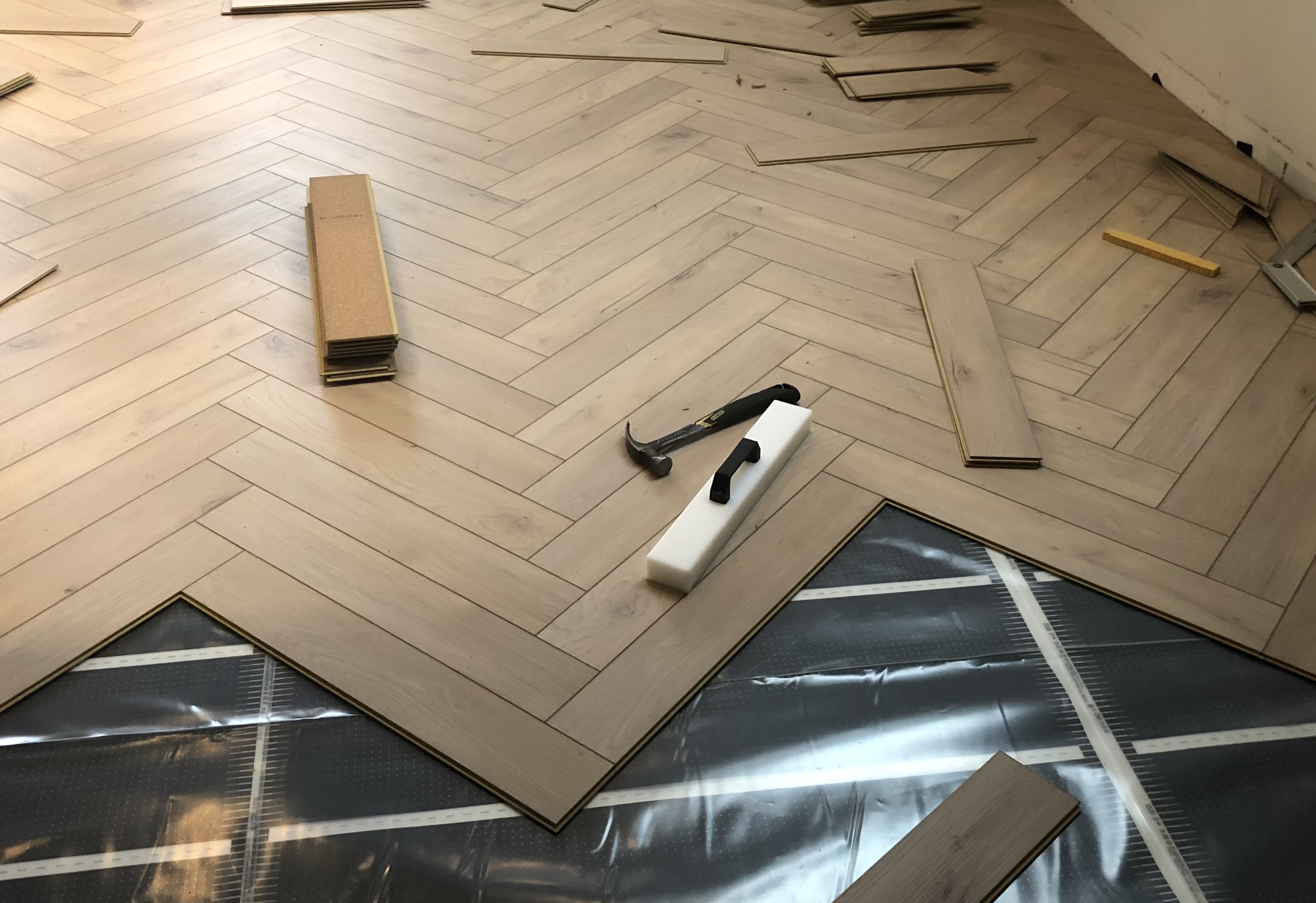 Fiskebeinsgulv i loftstue med sofa