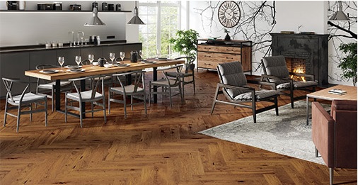 Fiskebeinsgulv i spisestue med peis