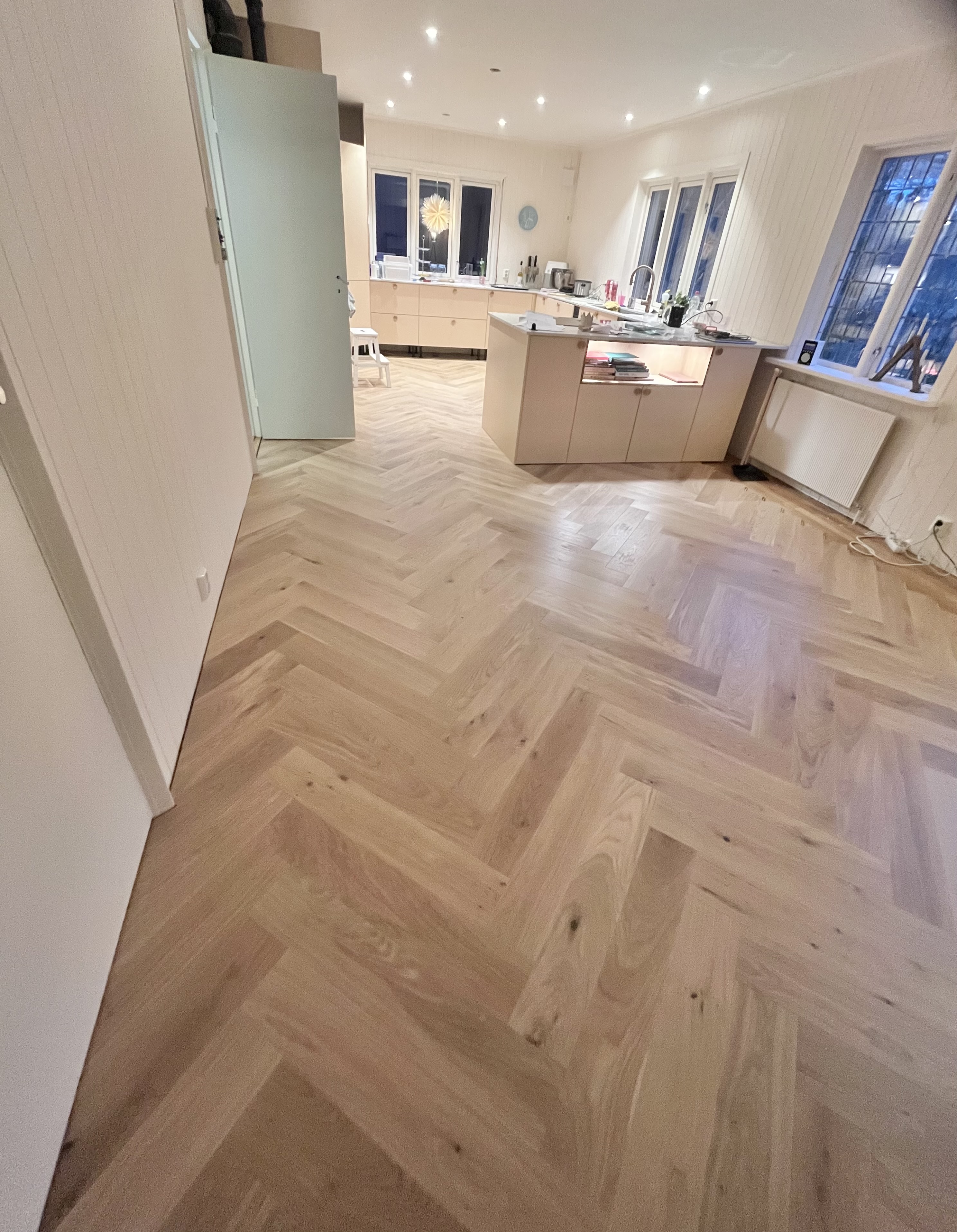 Fiskebeinsgulv i stue