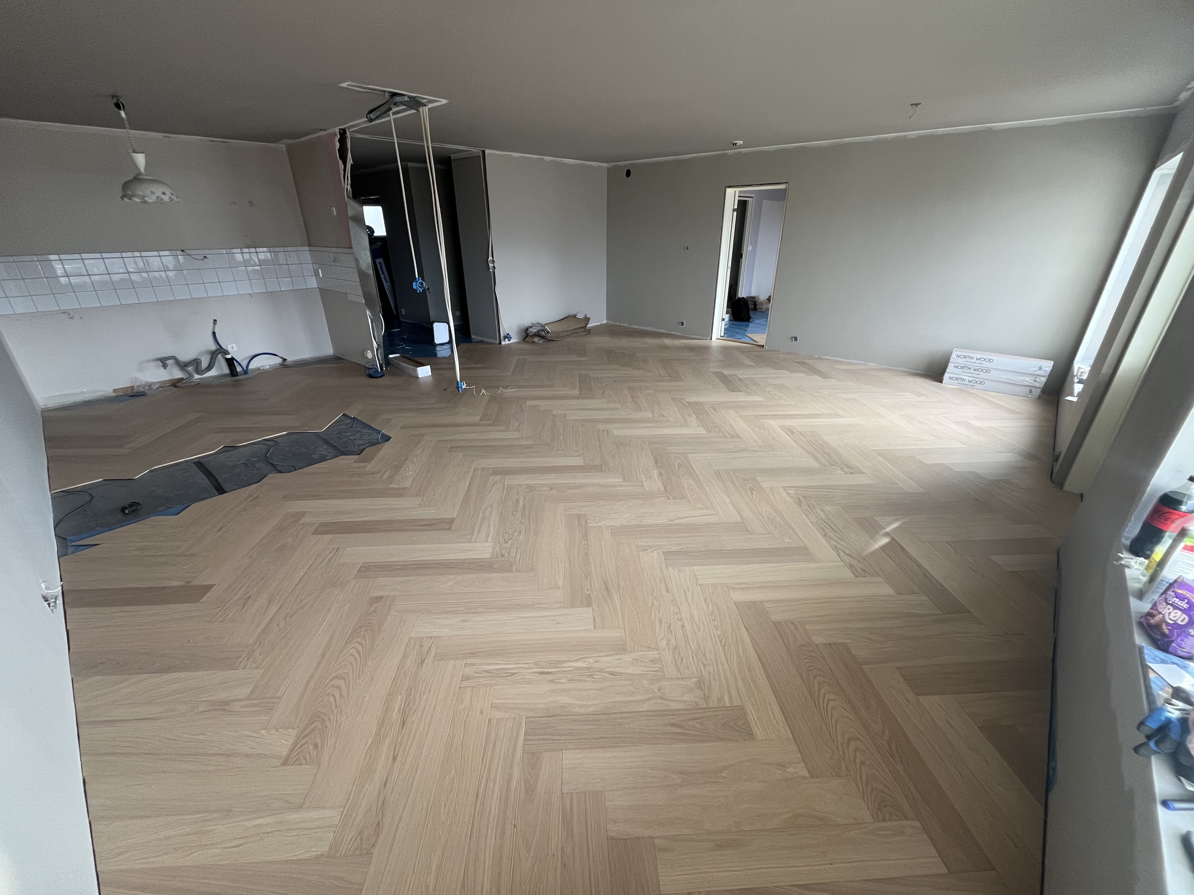 Før og etter fiskebeinsgulv